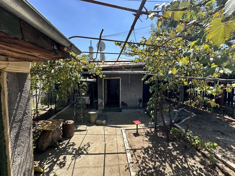 Rahova, Sos Alexandriei, Dr. Luptatorilor Antifascisti, casa batraneasca.