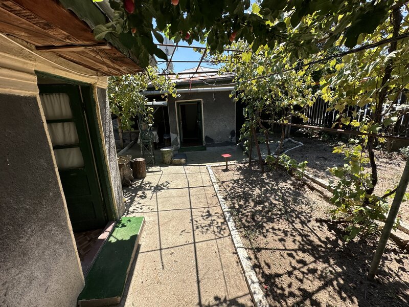 Rahova, Sos Alexandriei, Dr. Luptatorilor Antifascisti, casa batraneasca.