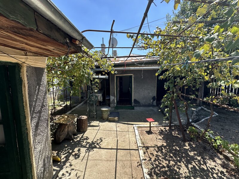 Rahova, Sos Alexandriei, Dr. Luptatorilor Antifascisti, casa batraneasca.